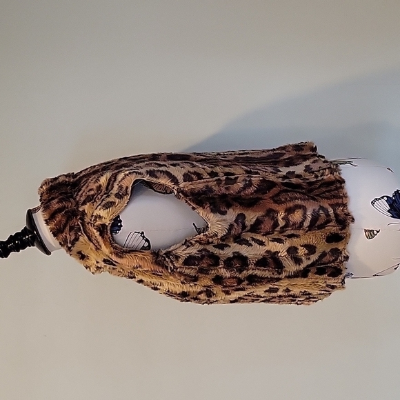 Ruby CHO leopard print fur vest with collar. Size is Small. Great condition. - Picture 2 of 8